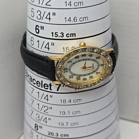 Womens AVON F66681-7/P Gold Tone Quartz Analog Watch Bezel MOP Face New Battery - Picture 6 of 11